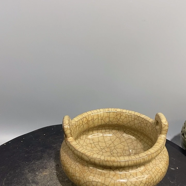 哥窑三足炉造型独特