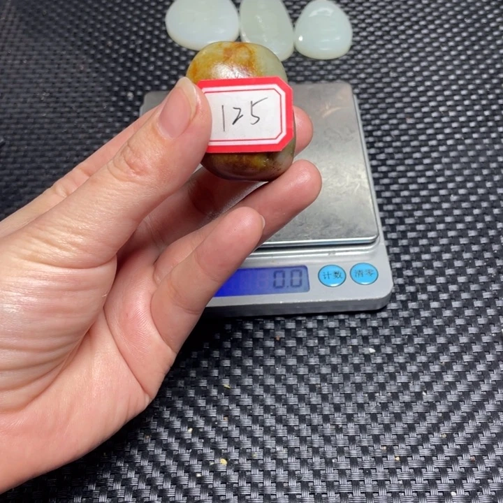 颈饰足铂镶嵌和田玉125