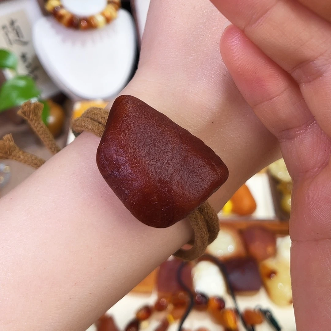 琥珀珠宝奇石未镶嵌。
