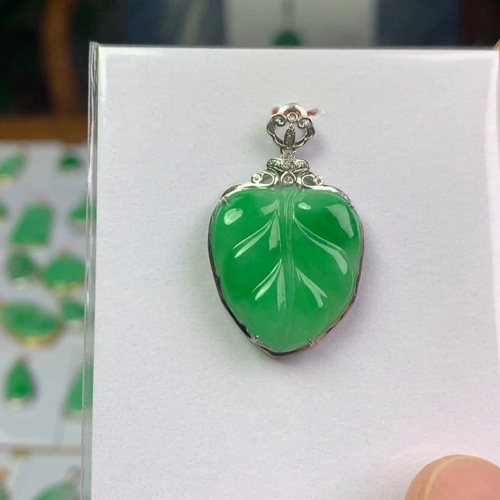 翡翠18K金镶嵌颈饰翡翠