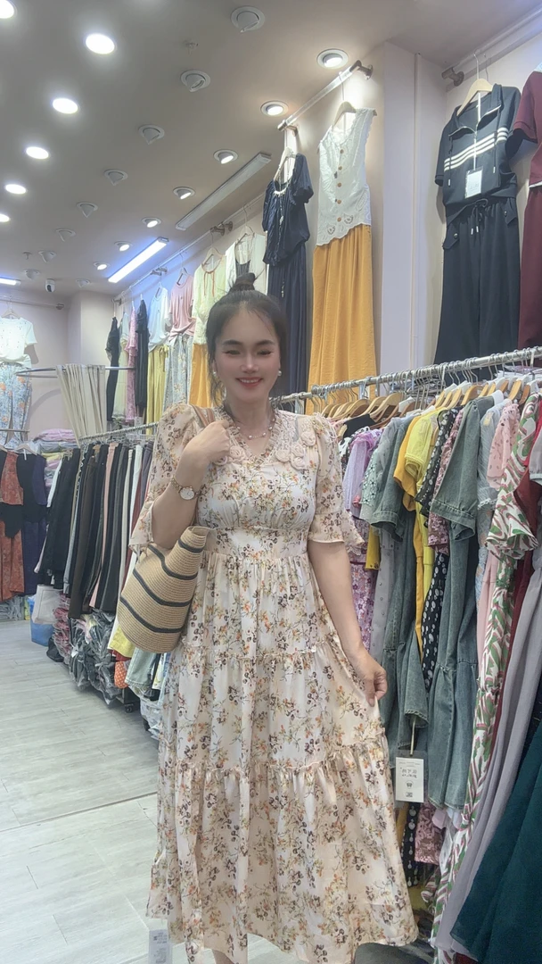 2025夏装新款蕾丝拼接v领印花连衣裙女立体花朵喇叭袖中长裙