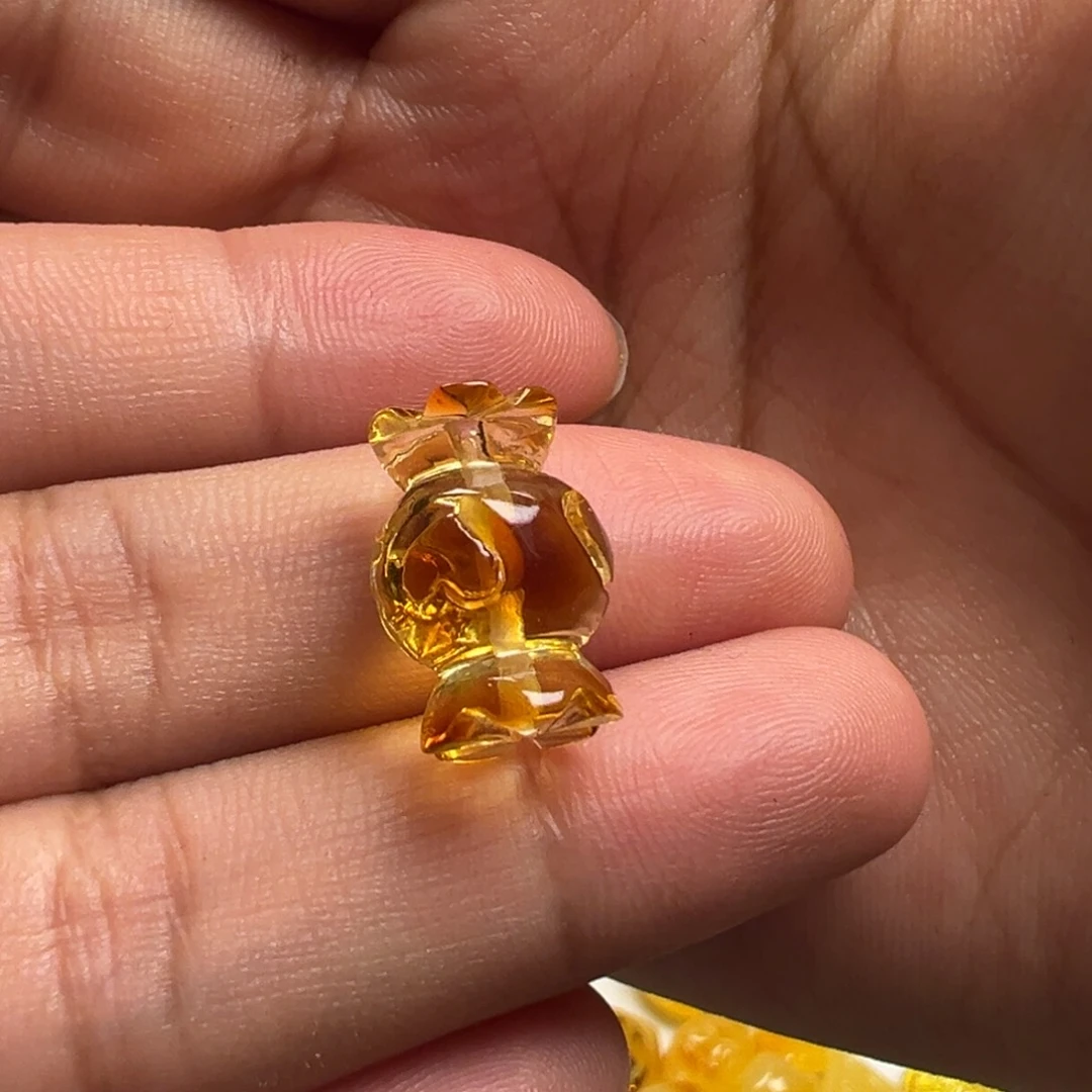 未镶嵌颈饰金珀有****?糖果