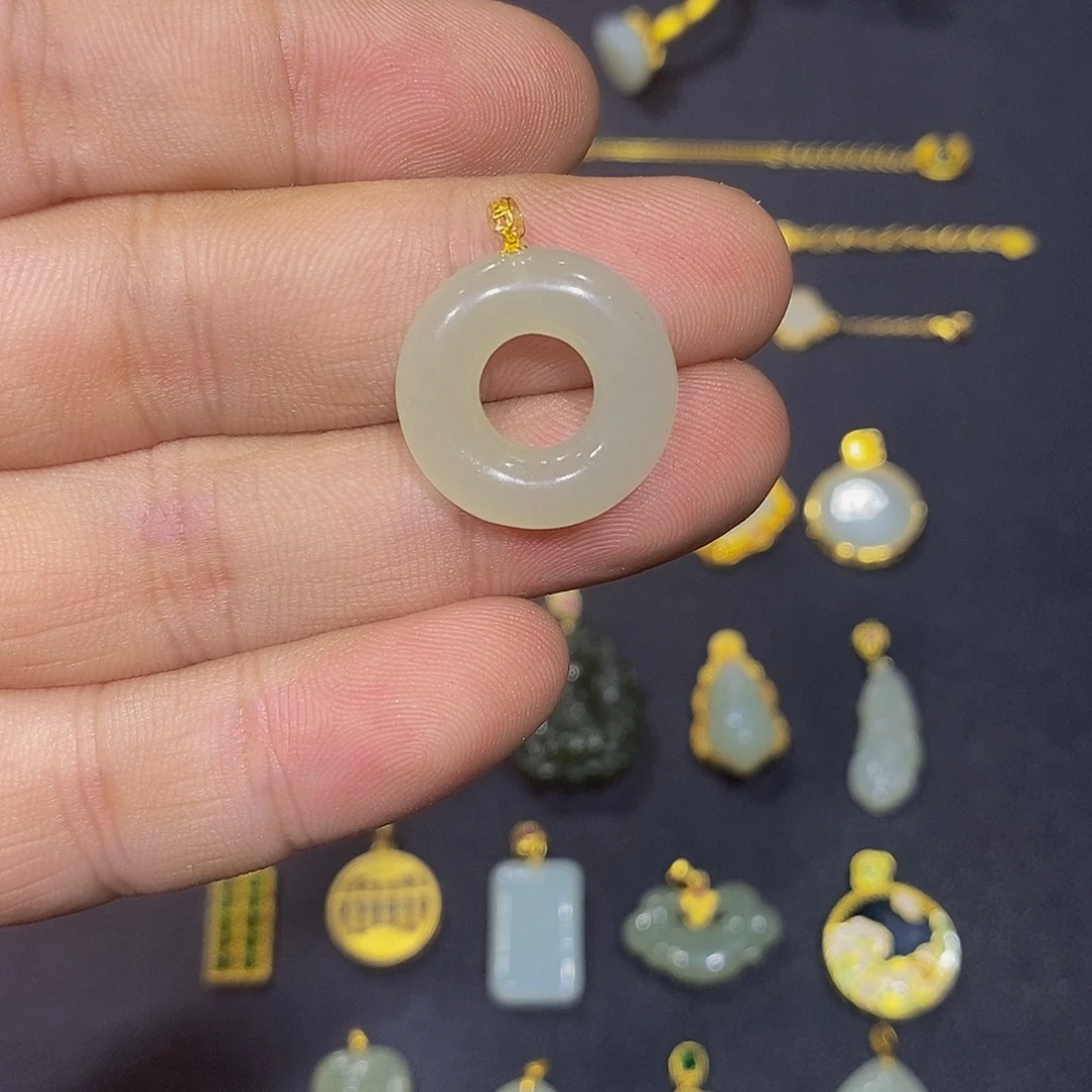 颈饰18K金镶嵌和田玉