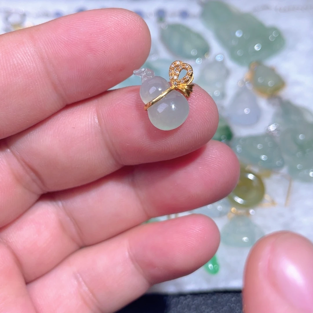 翡翠18K金镶嵌颈饰