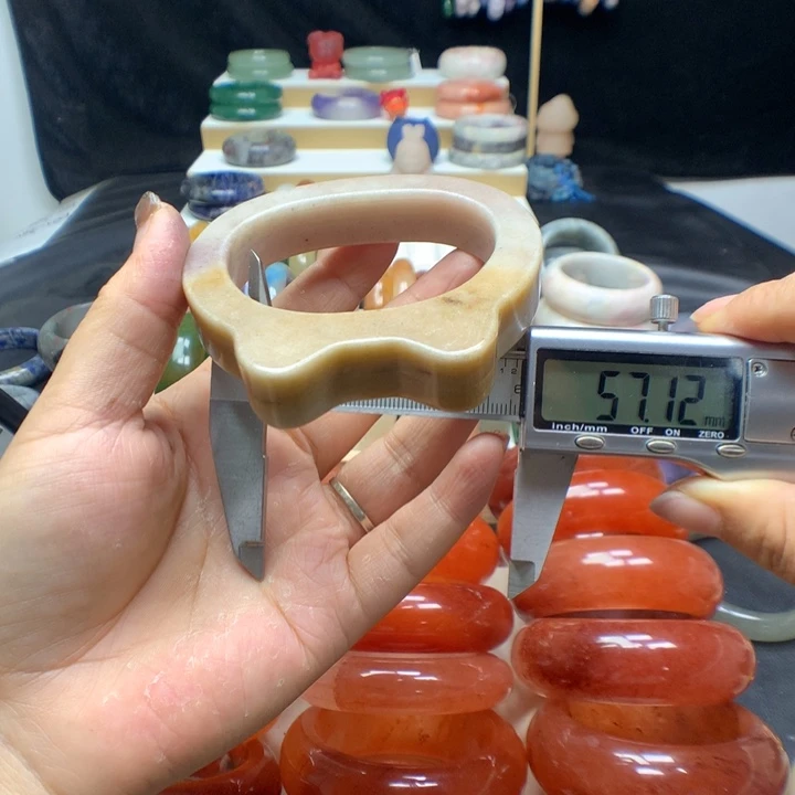 未镶嵌手镯石英质玉