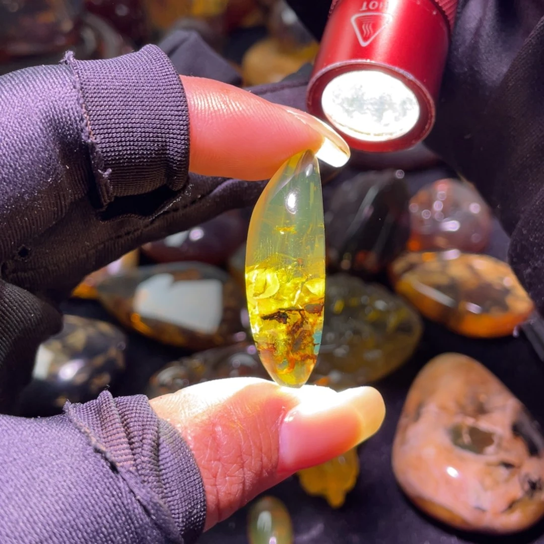 未镶嵌琥珀裸石！