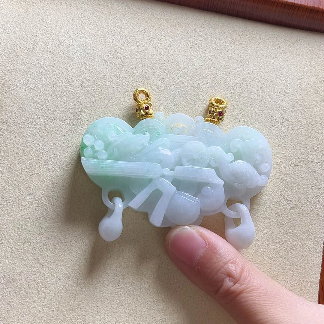 翡翠颈饰未镶嵌八破