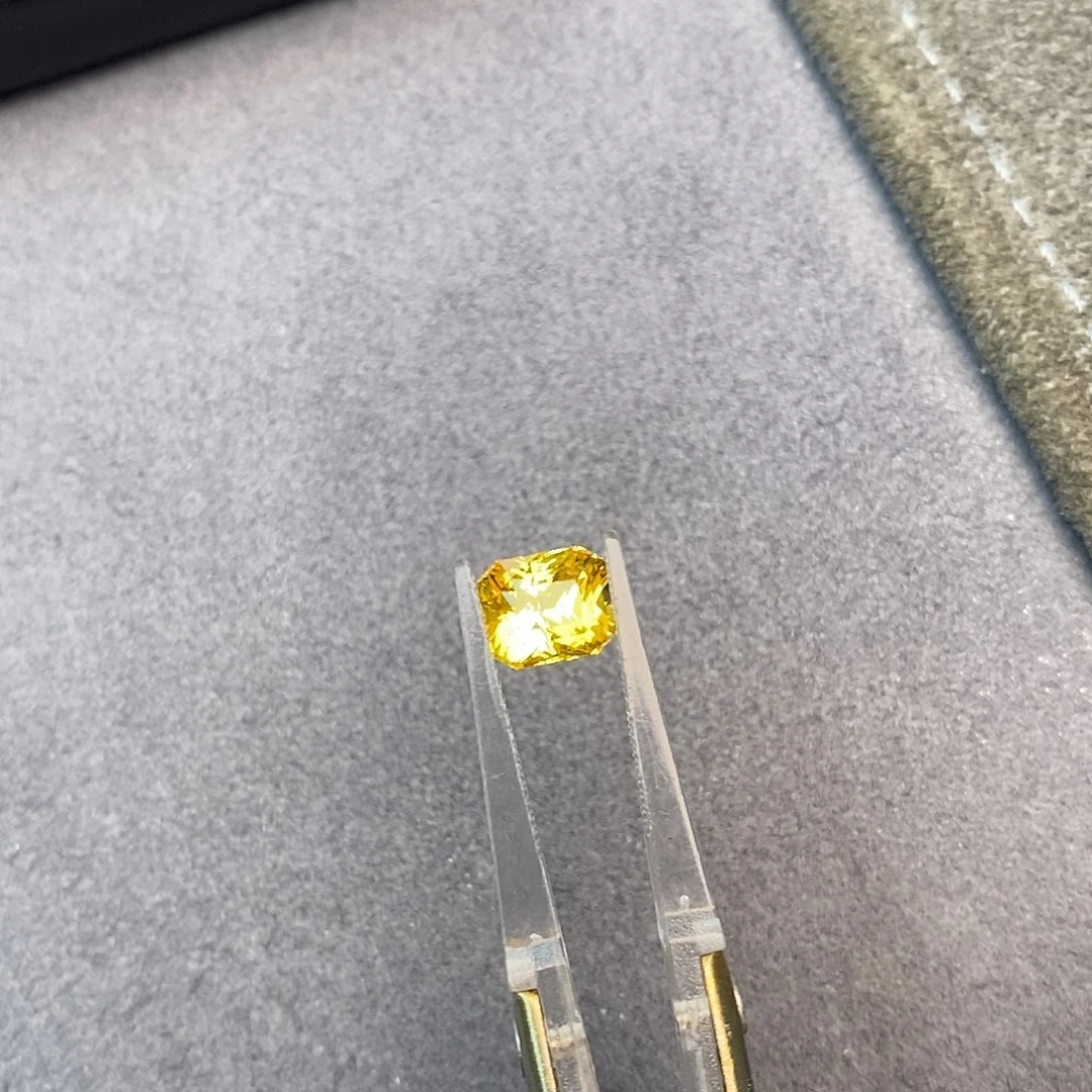 彩色蓝宝石裸石2.52ct 金丝雀