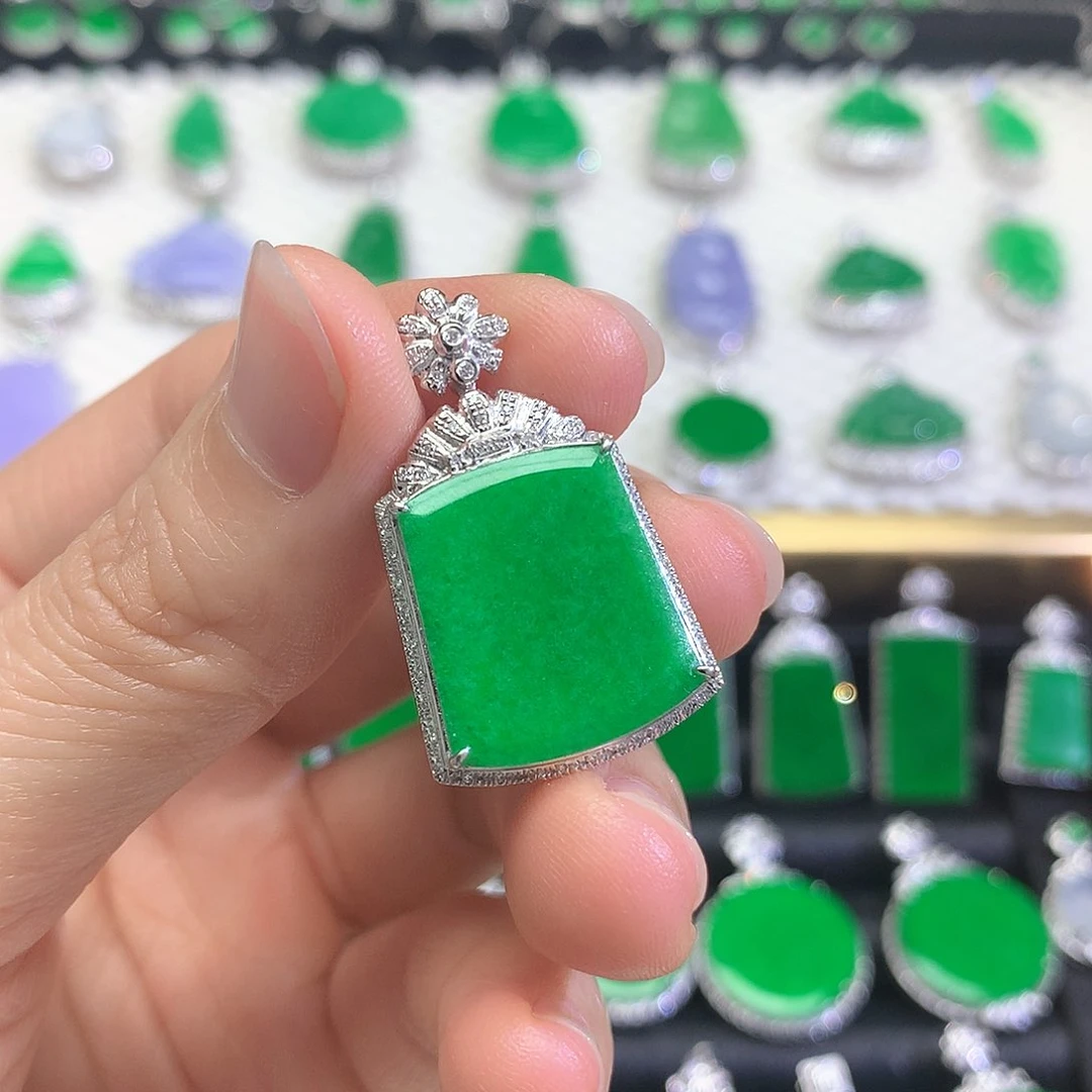 颈饰18K金镶嵌翡翠吊坠