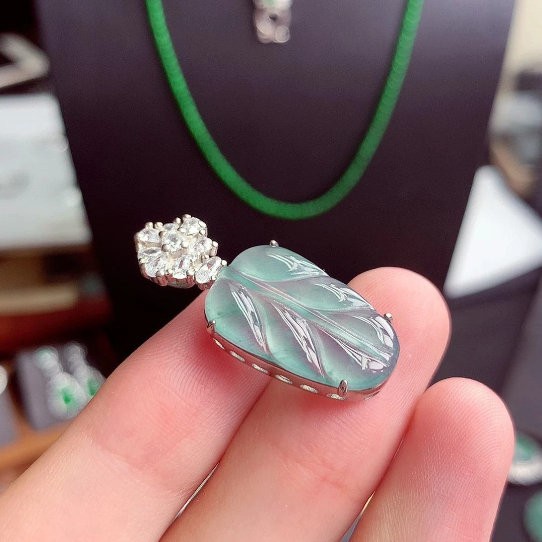 翡翠未镶嵌颈饰挂件