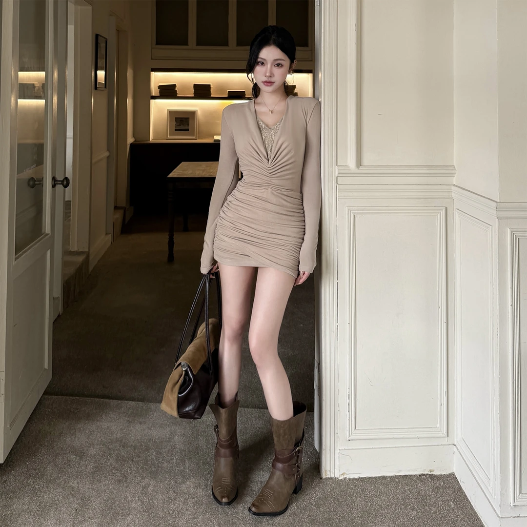 运补6-8r 纯欲辣妹V领褶皱连衣裙女秋季修身款连衣裙性感包臀裙