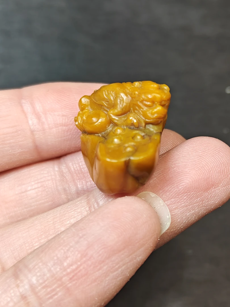 寿山田黄石佳作，三脚金蟾。底部黄皮非常完整，可做手玩挂件