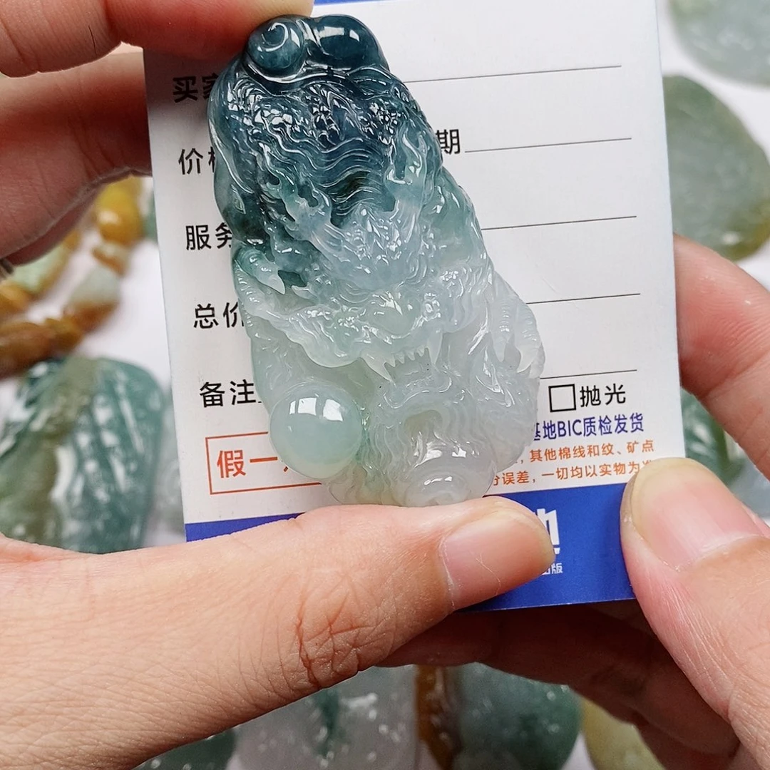 翡翠未镶嵌颈饰龙牌