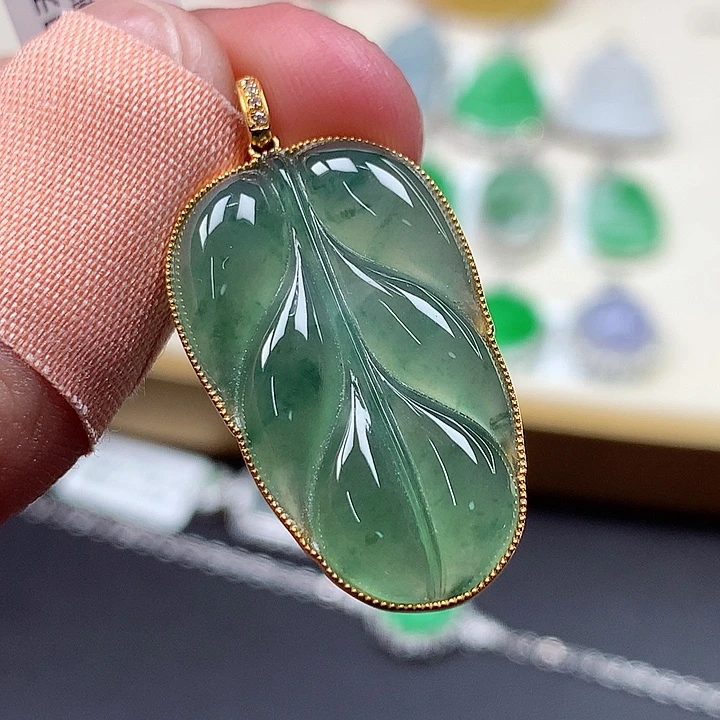 翡翠18K金镶嵌颈饰