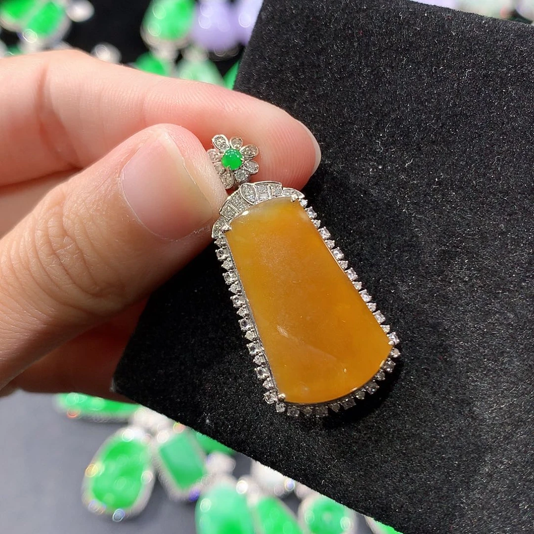 翡翠18K金镶嵌颈饰