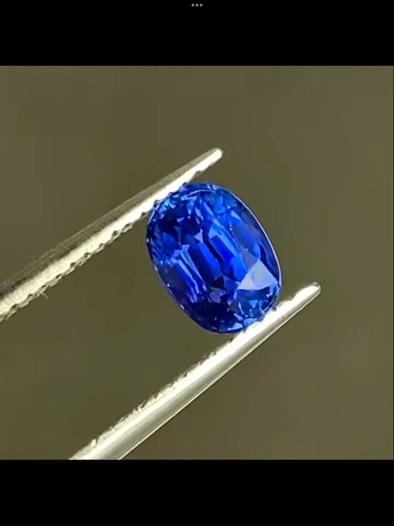 天然斯里蓝卡皇家蓝  蓝宝石晶体干净 满火彩重1.3克拉5850一粒