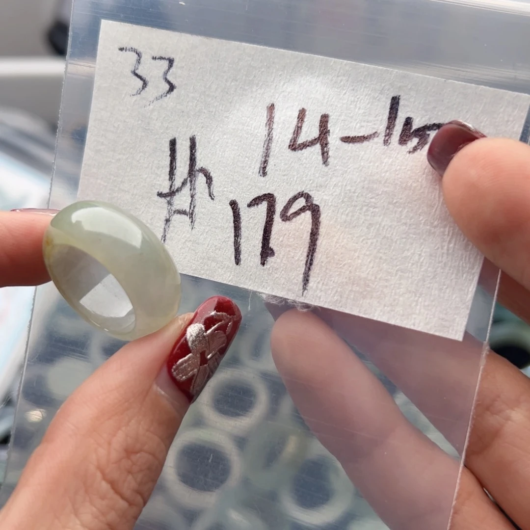 定制翡翠未镶嵌张***。闪
