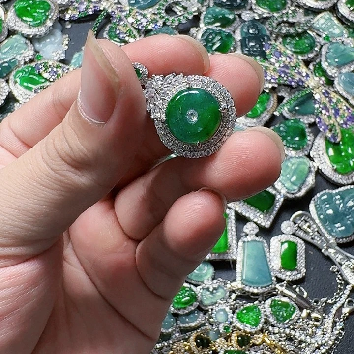 翡翠颈饰未镶嵌天然A货翡翠放漏