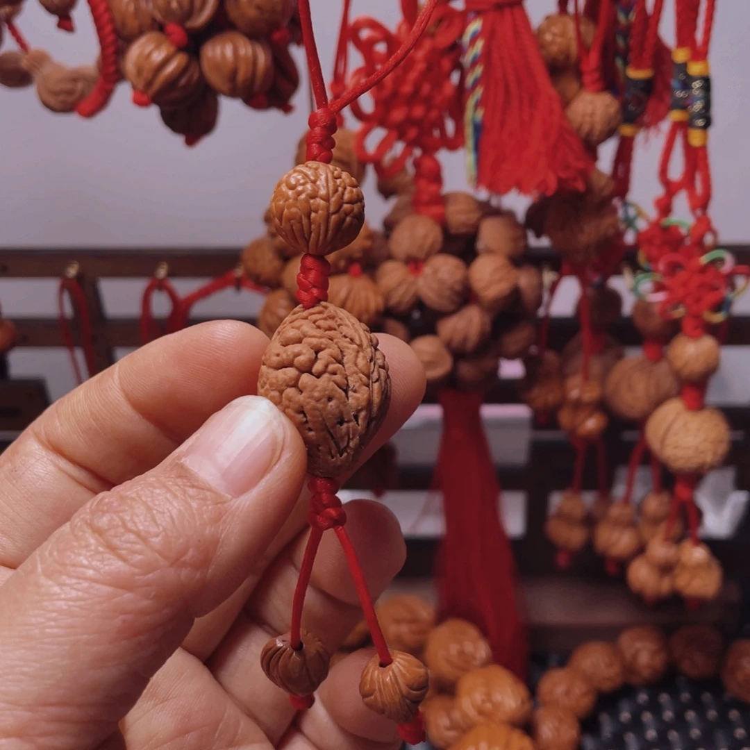木质类龙纹桃枭挂件