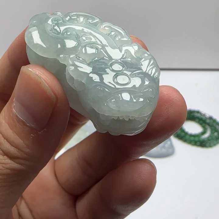 颈饰未镶嵌翡翠貔貅，口含珠