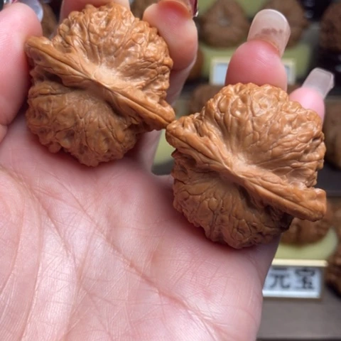 文玩核桃吊坠血麒麟