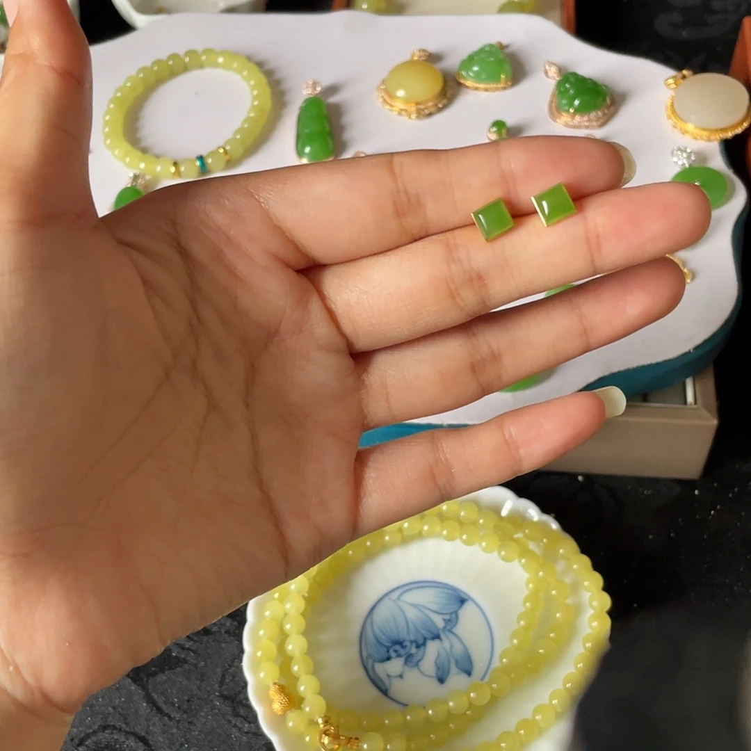 和田玉18K金镶嵌耳饰