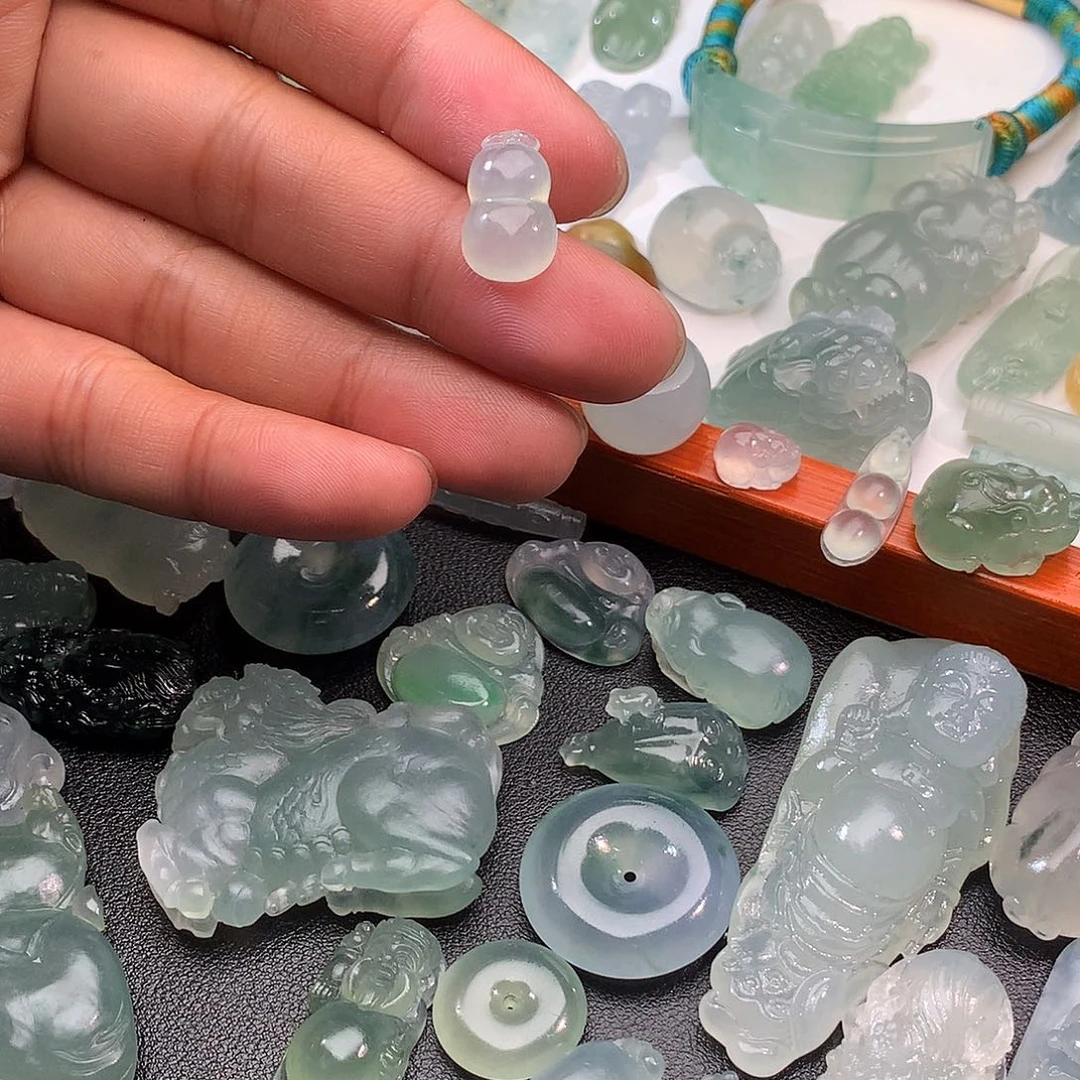 翡翠未镶嵌颈饰葫芦