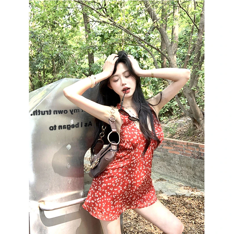 2025秋季新款性感辣妹明媚又显白碎花挂脖绑带连衣裙设计显瘦小衫