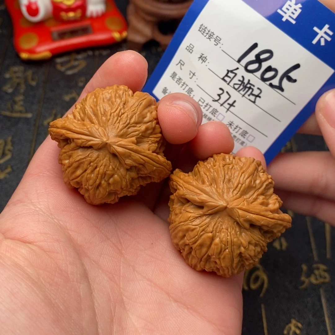 文玩核桃吊坠白狮子