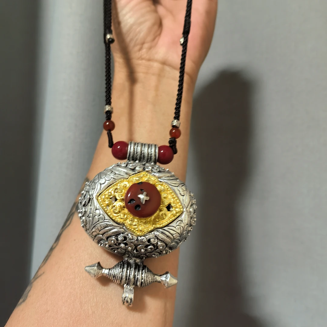 流行新款藏族服饰配戴佛箱手嘎乌盒