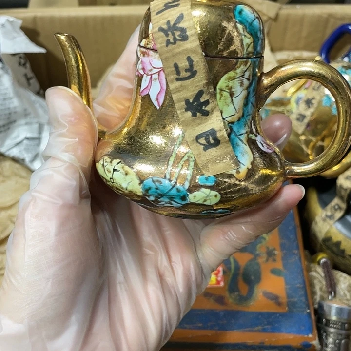 紫砂茶壶矿泥料，手工制作的一把紫砂壶。