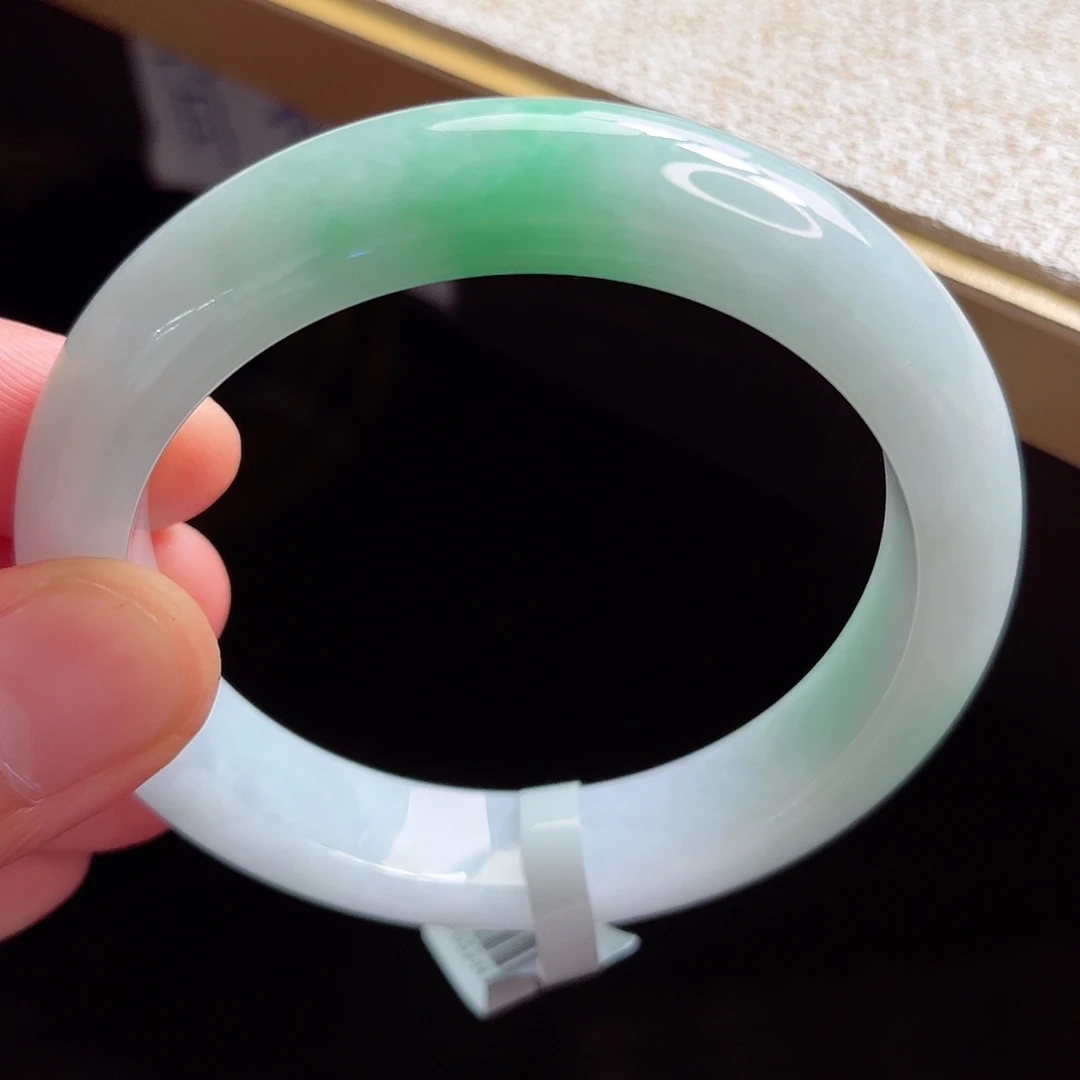 翡翠手镯未镶嵌手镯