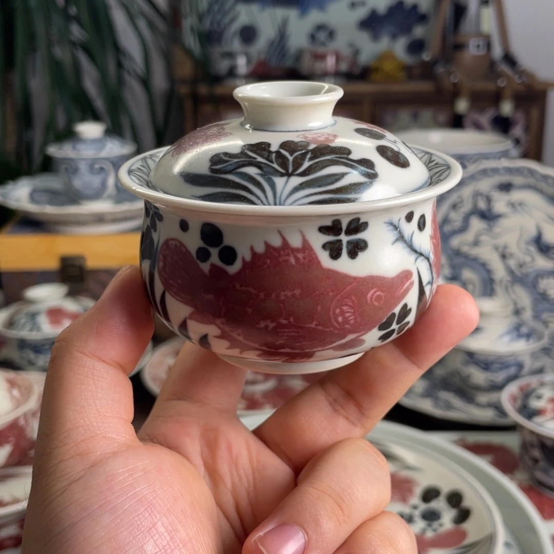 青花釉里红鱼藻纹盖碗微瑕