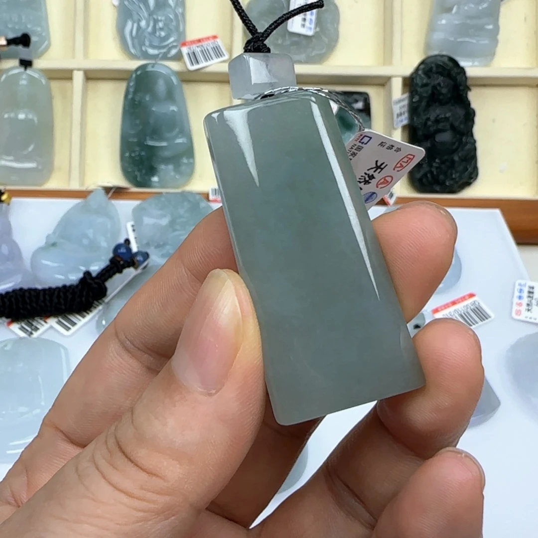 翡翠未镶嵌颈饰，