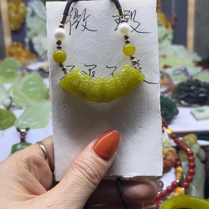 蛇纹石玉未镶嵌颈饰