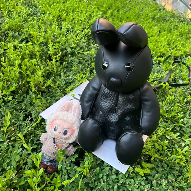 95新 MCM 黑色老花兔子单肩斜挎包 98新