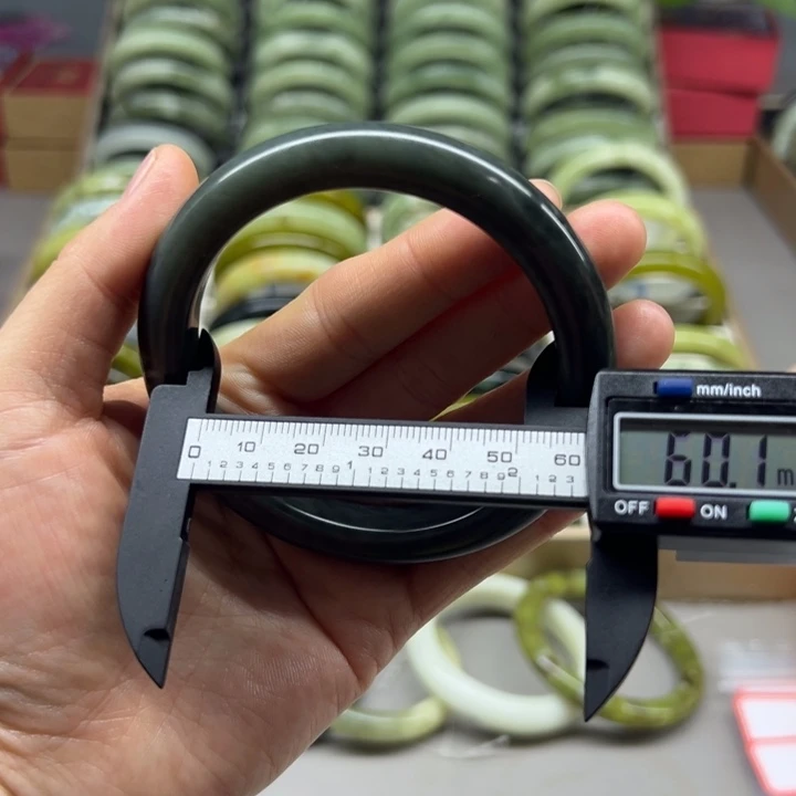 蛇纹石玉未镶嵌手镯36