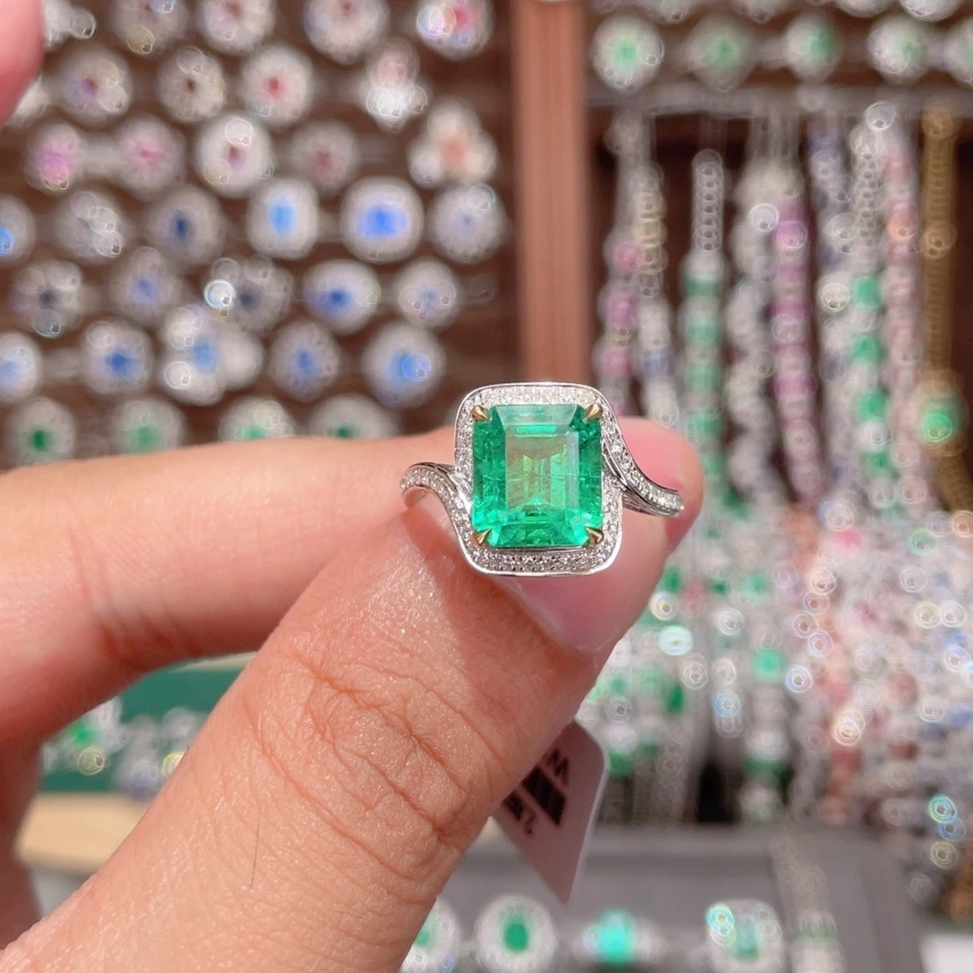 18K金镶嵌戒指祖母绿2.86ct