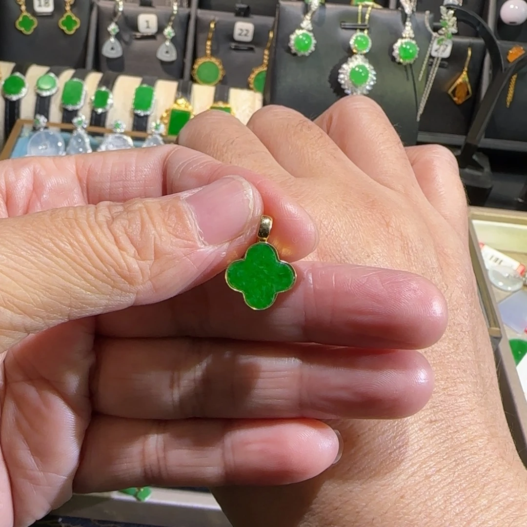 翡翠18K金镶嵌颈饰吊坠