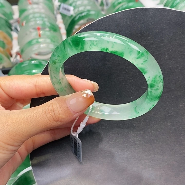 石英质玉（非洲翠）手镯未镶嵌