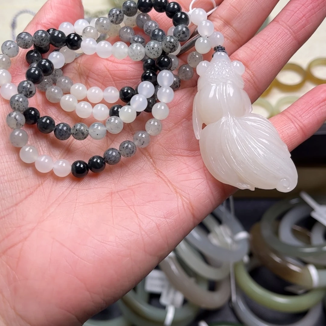 猫****和田玉未镶嵌吊坠(赠链)