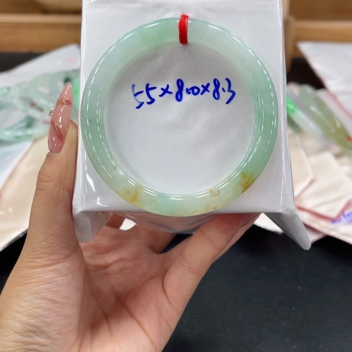 翡翠手镯未镶嵌翡翠