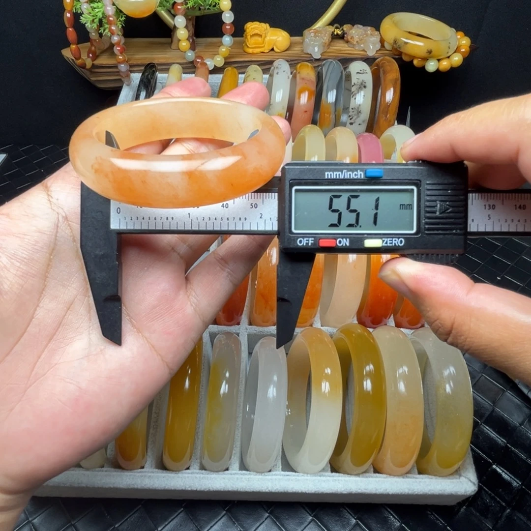 未镶嵌石英质玉（黄龙玉）手镯