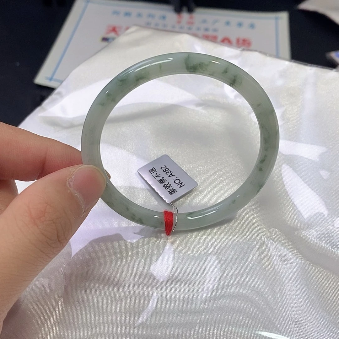 翡翠未镶嵌手镯（圆镯）