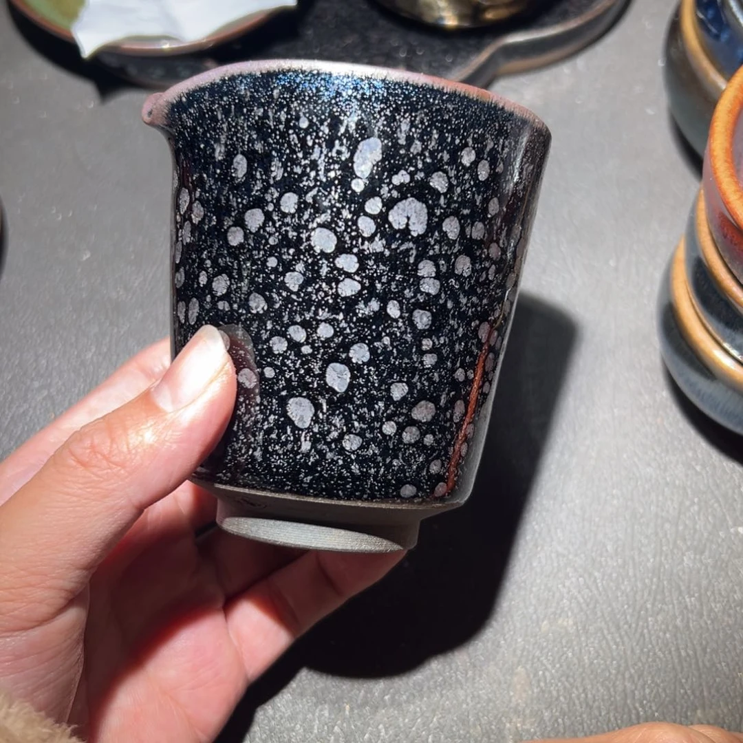 茶盏这个点就困着看电视啦