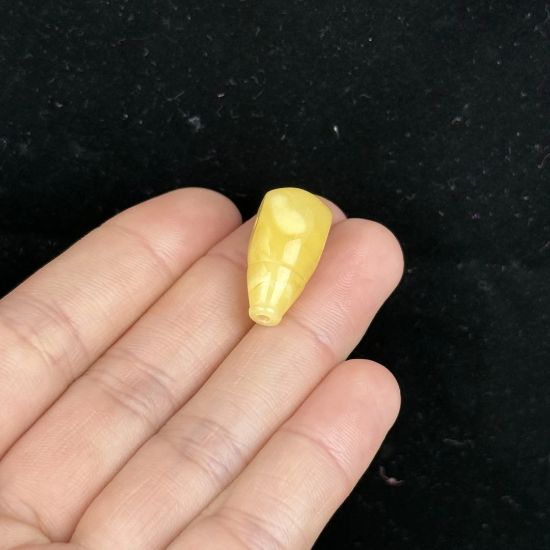 Z1104天然蜜蜡俄料三通10.7*22mm 1.5克