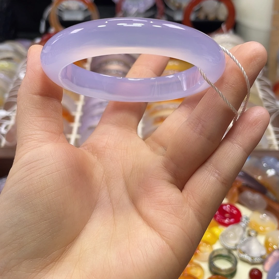 I***U玛瑙/玉髓未镶嵌手镯不同角度不同光线下色不同