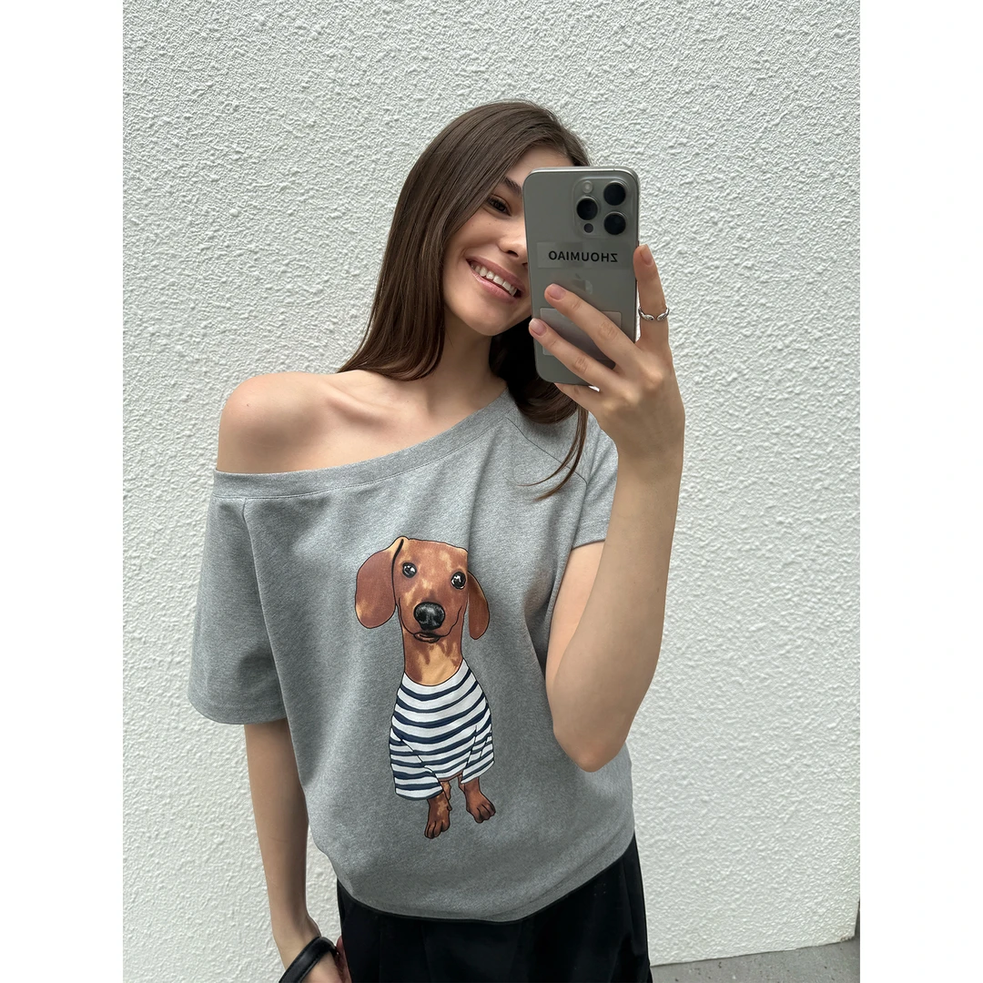 周淼【情侣款狗狗T】休闲印花男女同款针织T恤女斜肩上衣ZM25T4529D