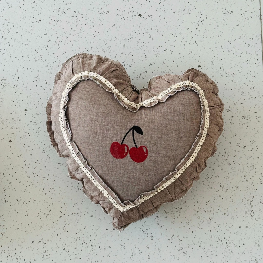 外贸高品质三层加厚咖色纯棉樱桃爱心形抱枕带芯 发一个