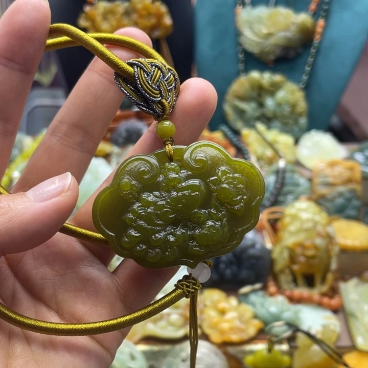 蛇纹石玉未镶嵌颈饰